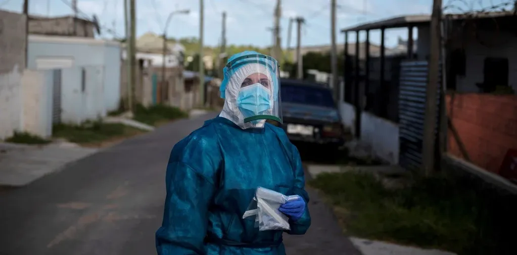 Una enfermera realizando hisopados en Uruguay. (AFP)