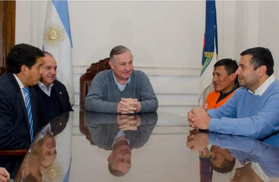 Los representantes de los mineros en diálogo con los ministros, en Jujuy