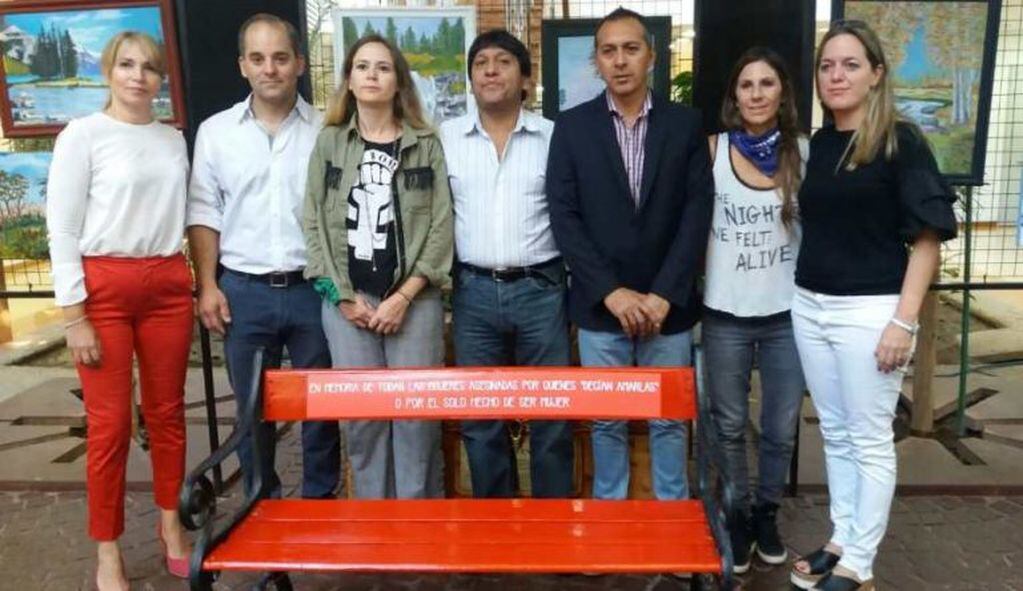 Con un banco rojo recuerdan a las víctimas de femicidios en Neuquén