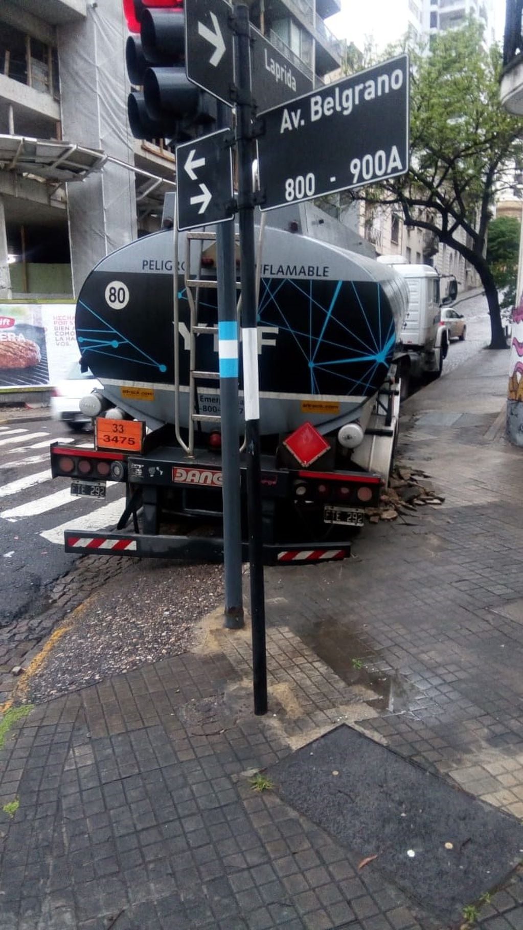 El camión de YPF intentó subir por calle Laprida y por el declive terminó atascado en el pozo de una boca de tormenta. (@radio2rosario)