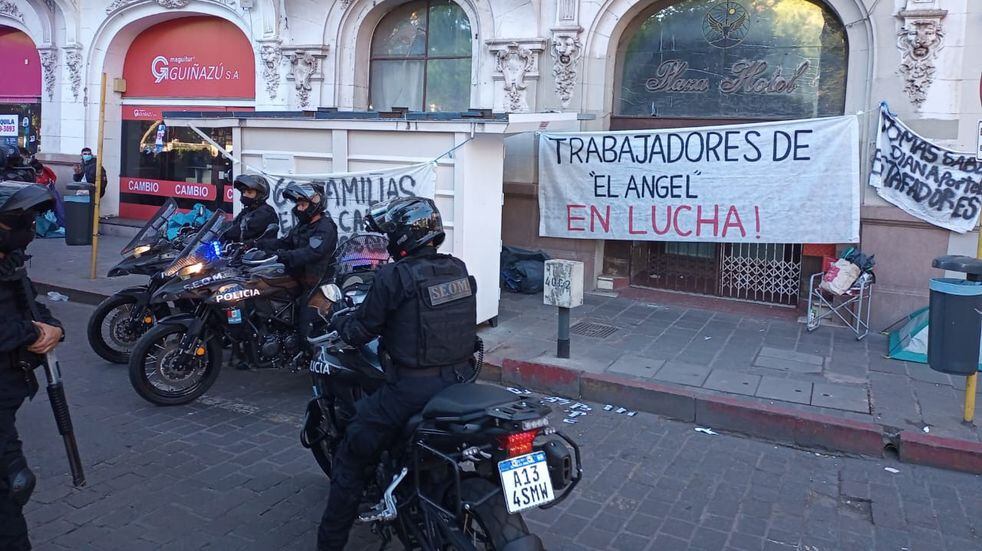 La Policía desaloja una protesta de trabajadores en Córdoba.