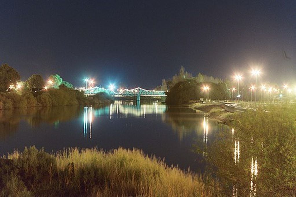 Imagen archivo. Río Chubut, a lo lejos puede divisarse el "Puente del Poeta".