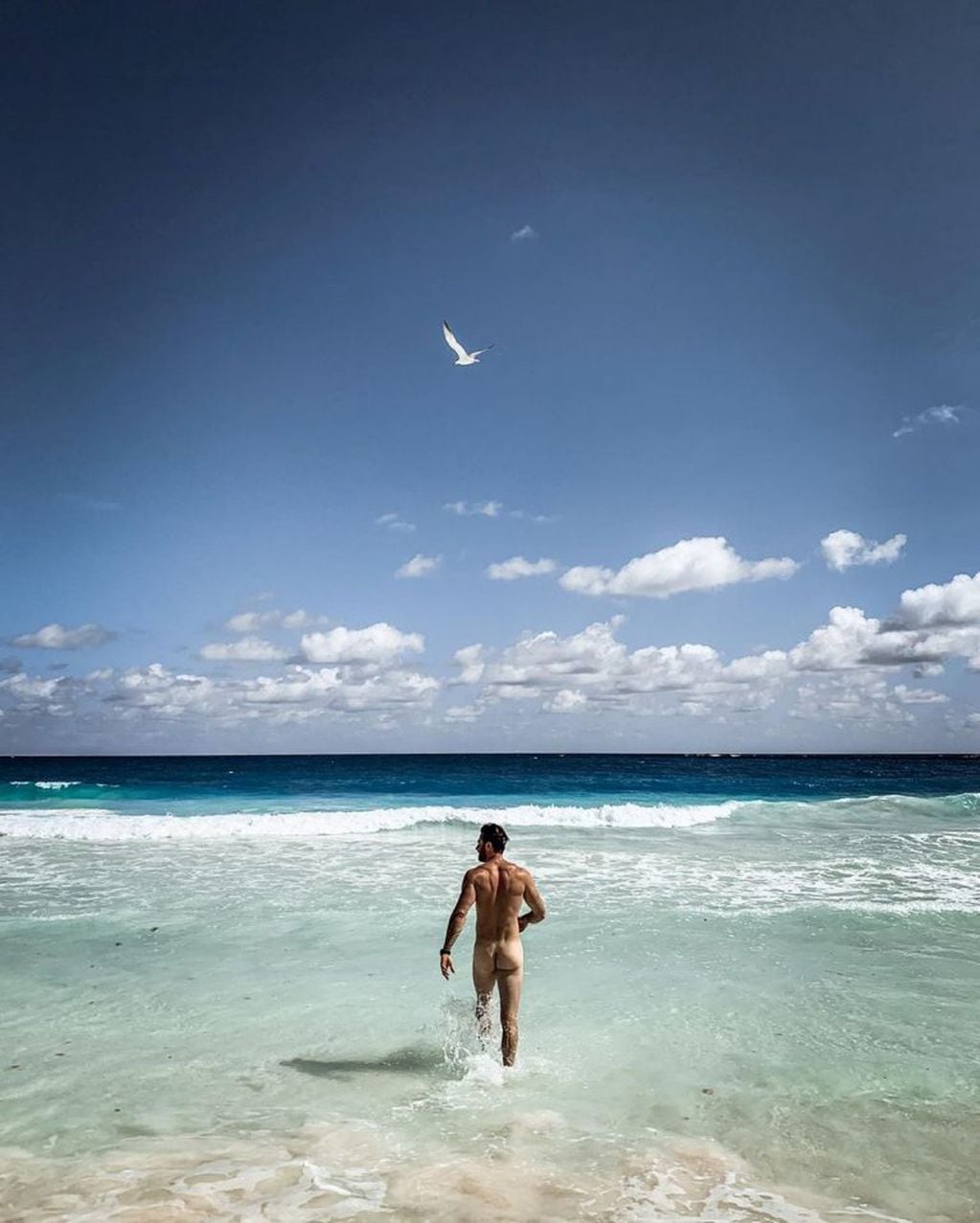 El actor y modelo argentino Sebastian Rulli dejó atónitos a sus seguidores tras publicar una foto desnudo entrando al mar (Foto: Instagram/ @sebastianrulli)