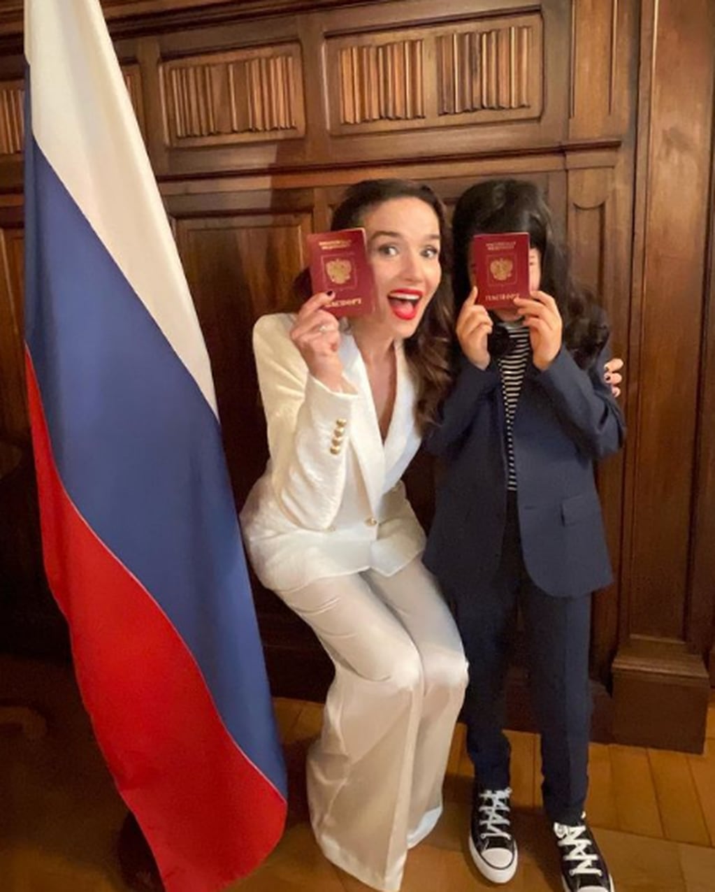 Natalia Oreiro junto a su hijo el día que recibieron la ciudadanía rusa.