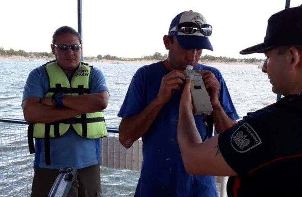 Controles de alcoholemia a conductores de embarcaciones en el Carrizal, Mendoza.