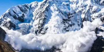 Se registró una fuerte avalancha en el Cerro Bayo, Neuquén-