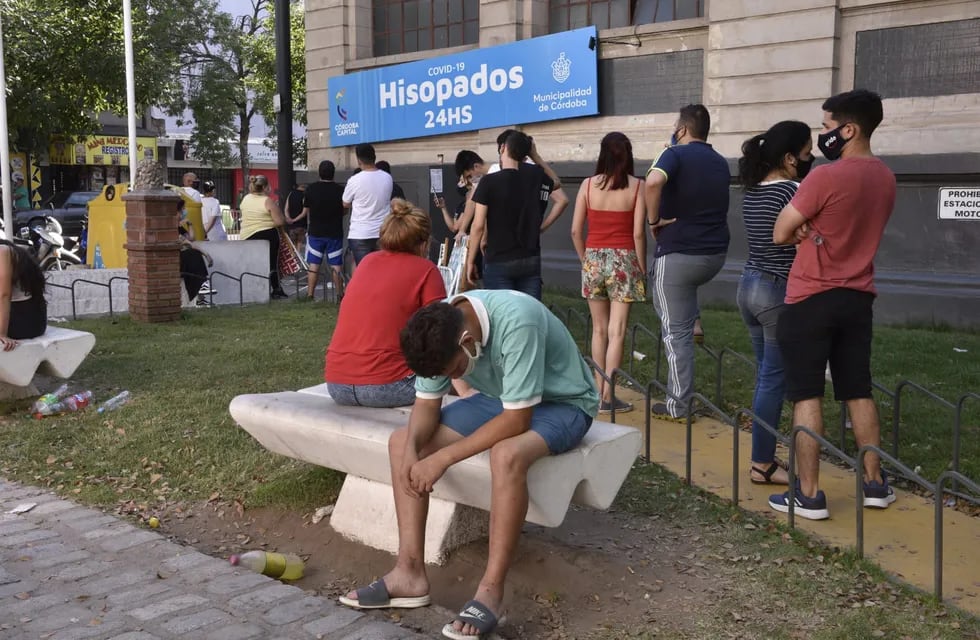 Hisopados y testeos en el ex Registro Civil de avenida Colón de la ciudad de Córdoba (Ramiro Pereyra / La Voz).