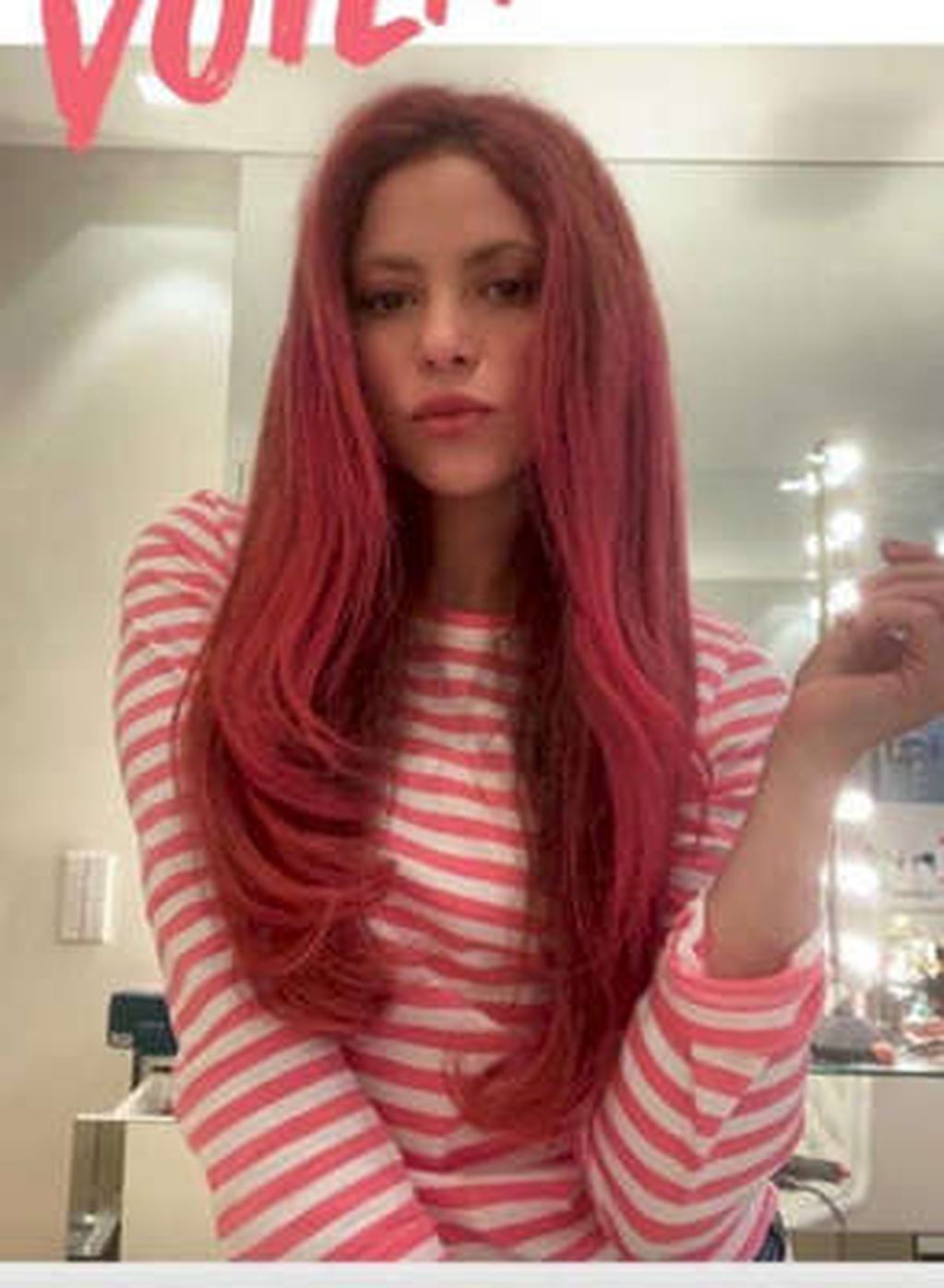 Shakira pintó durante el 2021 su cabello de fucsia.