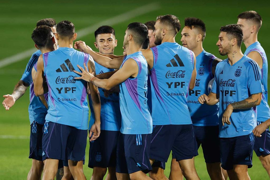 Los jugadores de Argentina participan en un entrenamiento de su selección en Doha