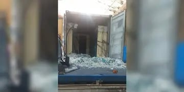 Accidente laboral: quedó atrapado en medio de placas de vidrios que le cayeron encima