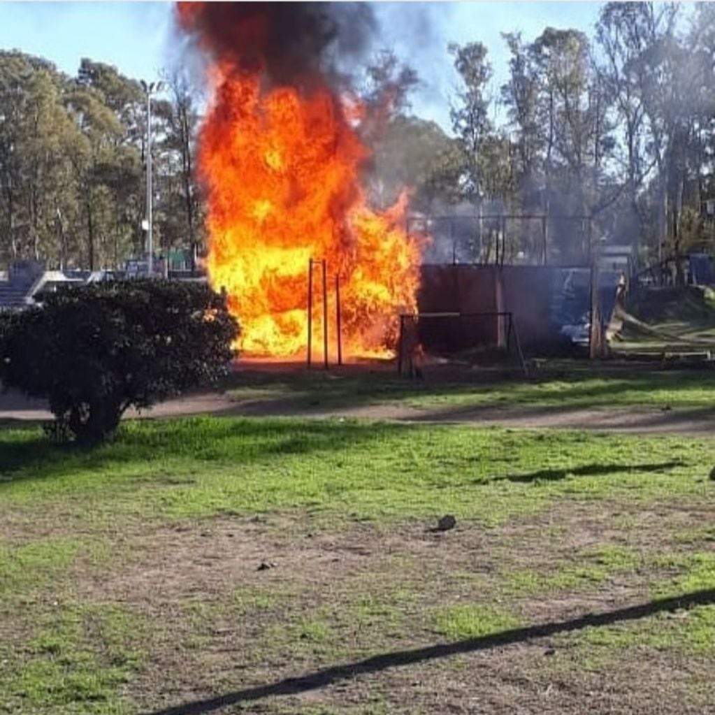 Incendiaron una rampa de bici cross en el parque