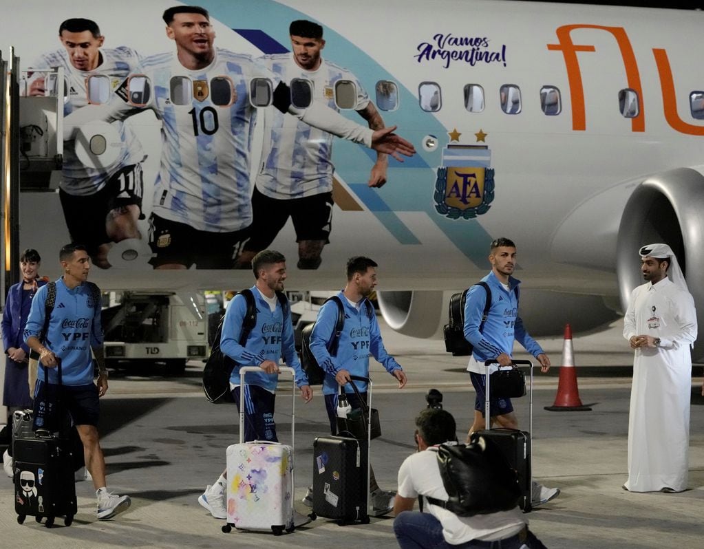 La llegada de la selección argentina a Doha, la capital de Qatar, para disputar el Mundial desde el martes. (AP)