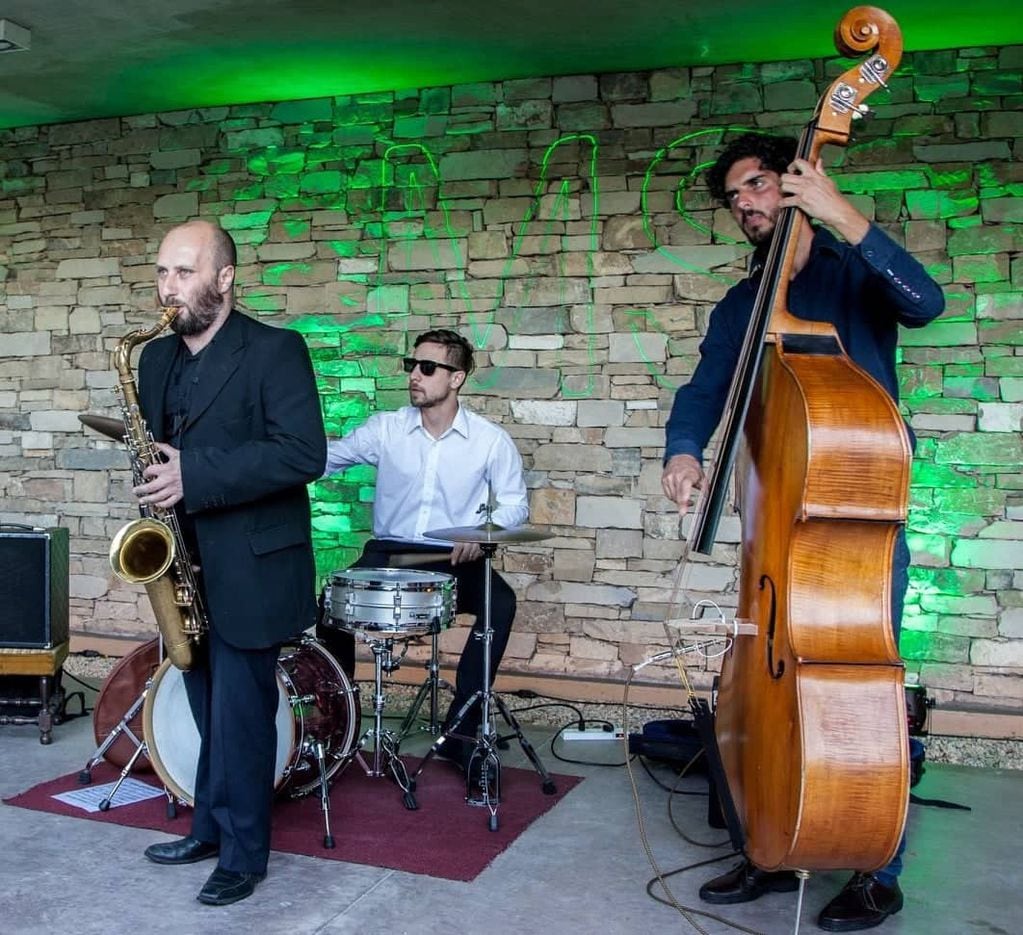 Trio Dapine está integrado por los músicos Lucho Montes (en batería), Federico Viseconte (en saxo) y Nicolás Passetti (en contrabajo).