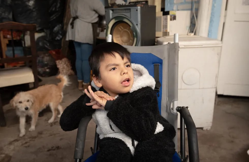 Efraín, el niño mendocino con parálisis cerebral recibió una silla de ruedas nueva después de que se la habían robado