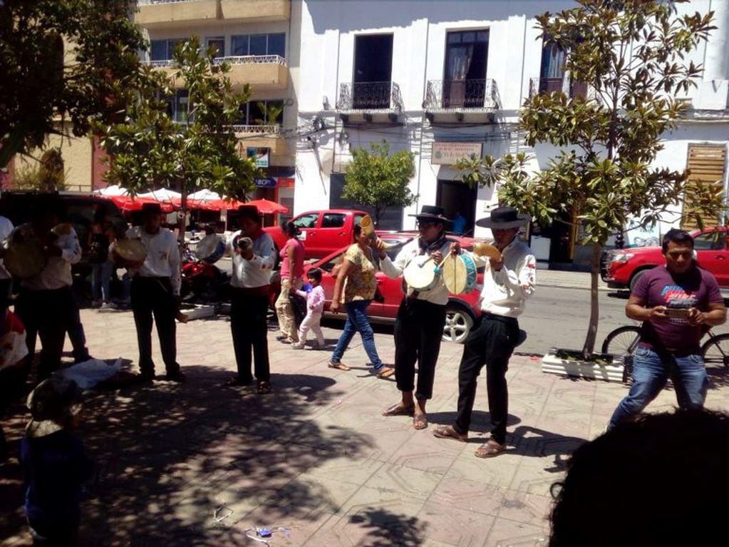 Erques y cajas suenan en la rueda chapaca, en el Jueves de Compadres en Tarija.