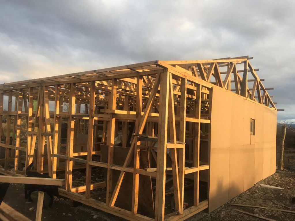 La construcción de la casa de Rubén Maldonado, Tolhuin Tierra del Fuego.