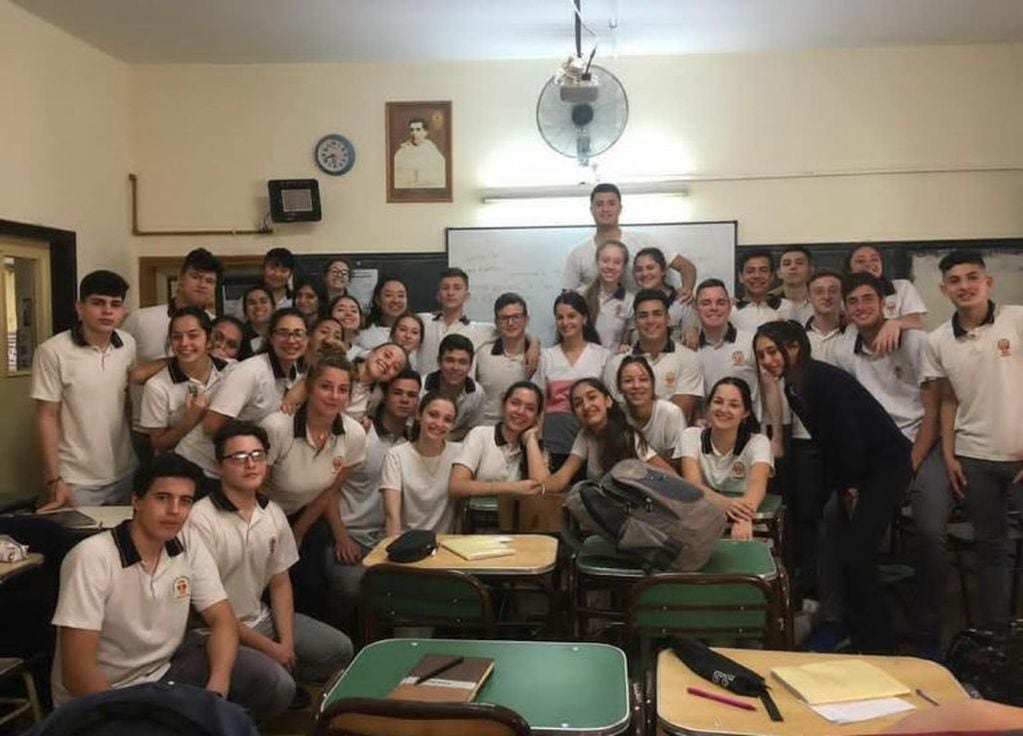 Agostina Granero y el 6º año del Instituto Nuestra Señora de la Merced