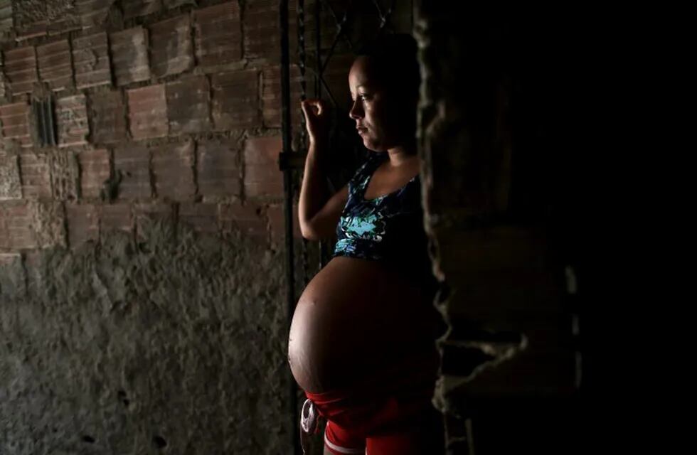control medico mujeres embarazadas embarazornrnTainara Lourenco, 21, who is five months pregnant, sits on the stairs inside the house of a relative in a slum of Recife, Brazil, February 7, 2016. REUTERS/Nacho Doce recife brasil tainara lourenco epidemia d
