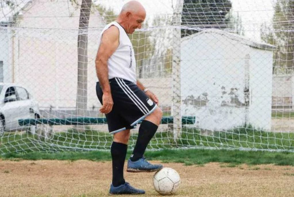 Con casi 75 años, Antonino sigue participando de torneos futbolísticos.