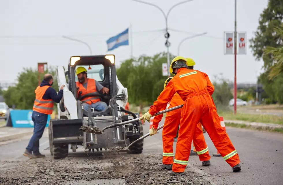 Las mejoras salariales alcanzan el 123% para municipales de Las Heras. Aquí los obreros del municipio en pleno trabajo en la remodelación de la calle Regalado Olguín.