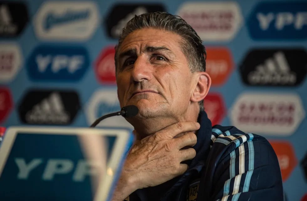 Argentina's national football team coach Edgardo Bauza offers a press conference in Lima on October 5, 2016 on the eve of their Russia 2018 World Cup football qualifier match against Peru. / AFP PHOTO / Ernesto BENAVIDES lima peru edgardo bauza futbol dir