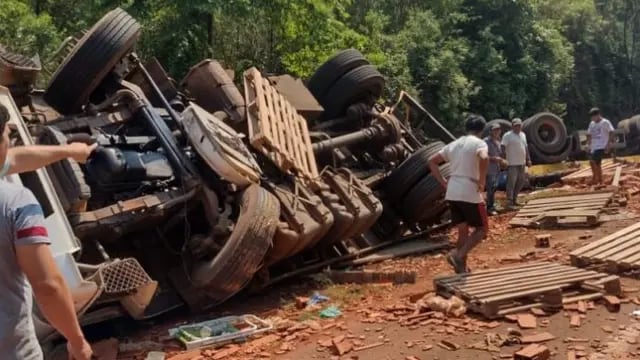Jardín América: un camión que transportaba ladrillos despistó y volcó su carga sobre la ruta