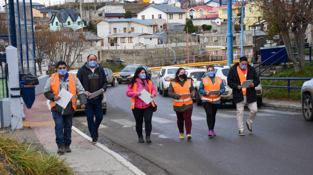 la Secretaría de Políticas Sociales, Sanitarias y Derechos Humanos de la Municipalidad de Ushuaia y el área de Atención al Vecino impulsó una encuesta en el barrio de las 245 Viviendas.