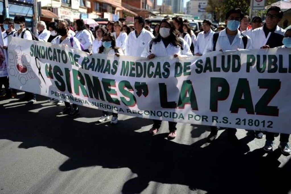Médicos bolivianos sostienen una huelga por tiempo indefinido. Para el Gobierno de Evo Morales, la medida de fuerza es ilegal.
