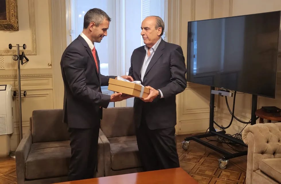 El ministro del Interior, Guillermo Francos, le entregó la "ley ómnibus" al presidente de la Cámara de Diputados, Martín Menem. Foto: HCDN