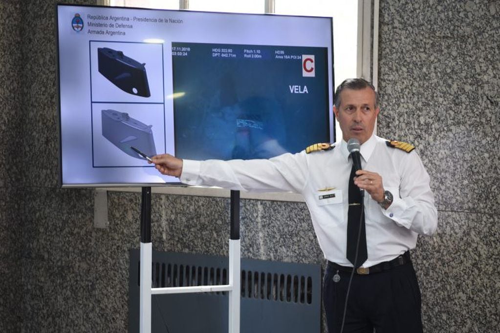 Enrique Balbi muestra la vela del submarino durante una conferencia de prensa (Foto: Armada Argentina/DPA)