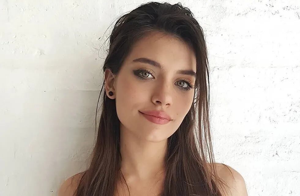 Eva De Dominici conquistó con su mirada en fotos de primer plano y luciendo su belleza natural.