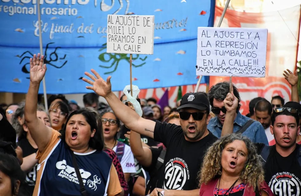 Trabajadores se movilizan en Rosario contra el DNU