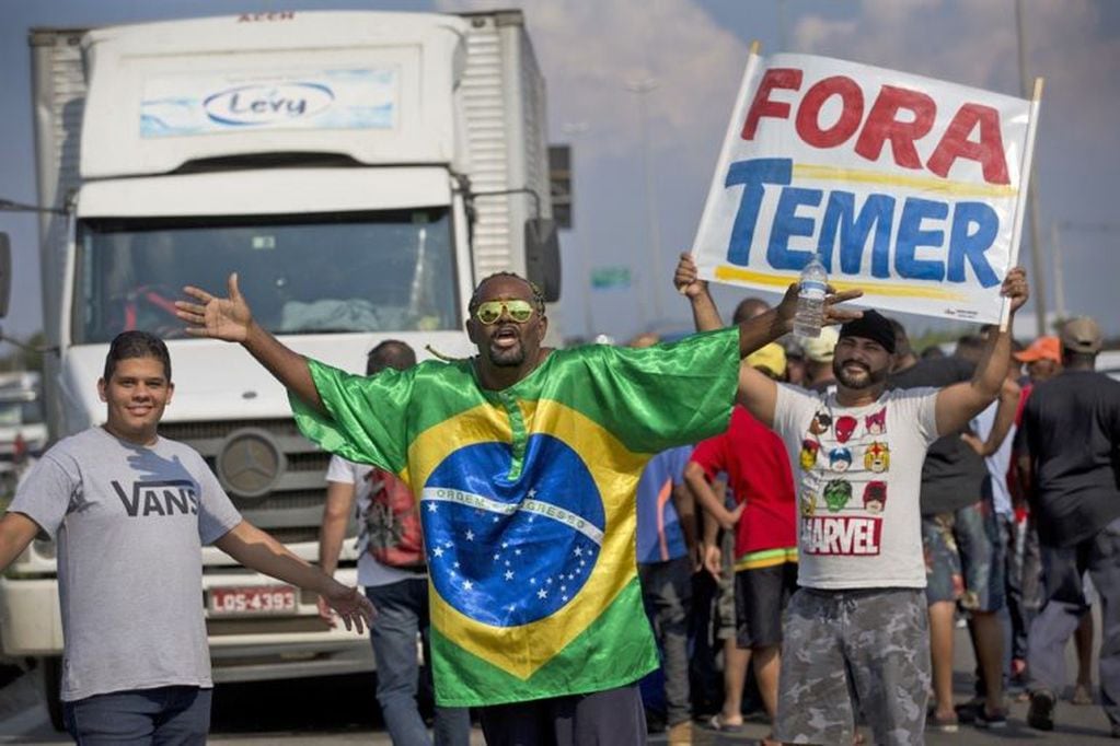 Protesta en Brasil ante la suba del combustible.