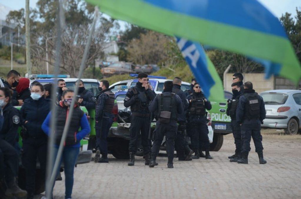 Efectivos de la Policía Bonaerense reclaman mejoras salariales en la ciudad de La Plata. (Clarín)