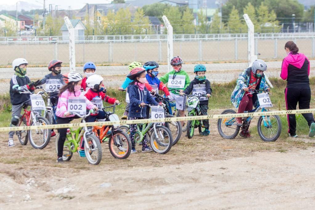 En el Estadio "Hugo Lumbreras", tuvo lugar la 1ra fecha del Torneo de Bicicross de la ciudad, organizada por el Instituto Municipal de Deporte.