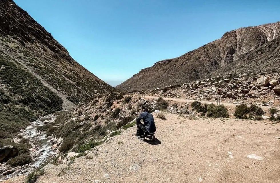 Valtteri Bottas contemplando en soledad, la inmensidad de la Cordillera de los Andes. Mendoza, su nueva pasión.