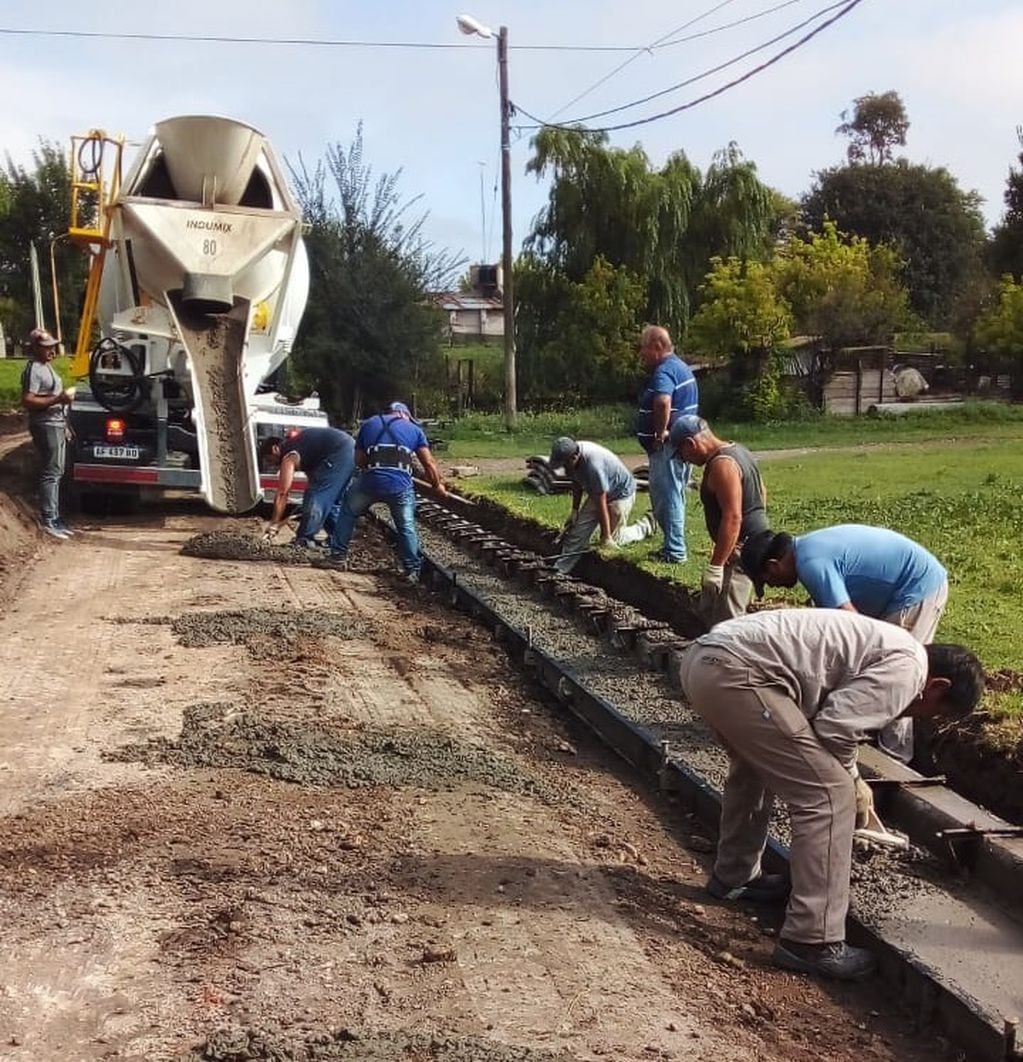 Obras Públicas de Tres Arroyos realiza trabajos de conexión de gas y de cordón cuneta en distintos puntos de la ciudad