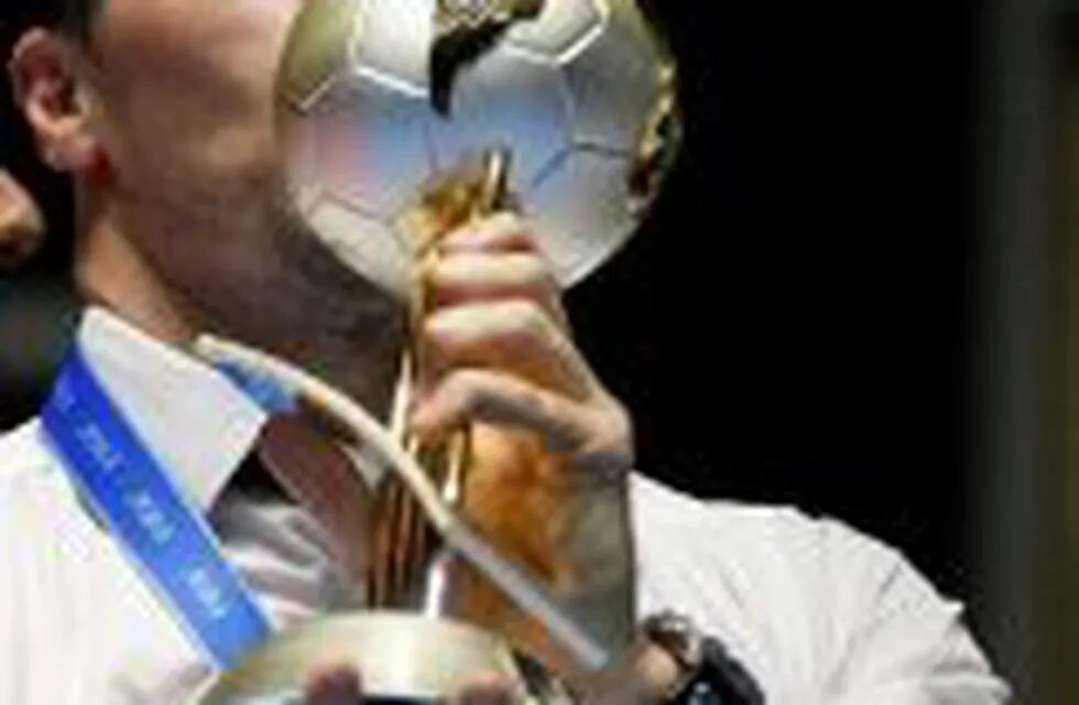 Diego Giustozzi, con la Copa del Mundo de futsal obtenida con la Selección Argentina en 2015. EFE/Christian Escobar Mora