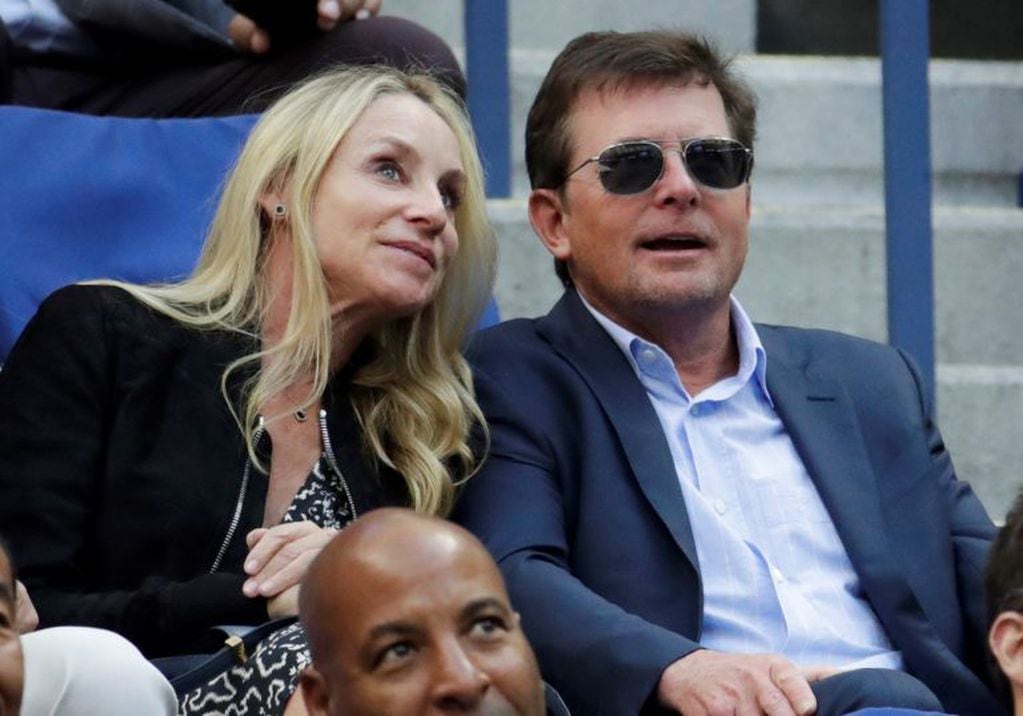 Michael J. Fox junto a su esposa Tracy Polland durante un espectáculo deportivo.