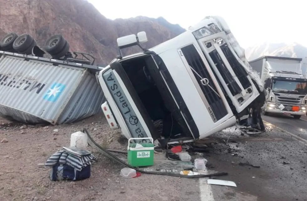 Un camión volcó en ruta 7 de Mendoza