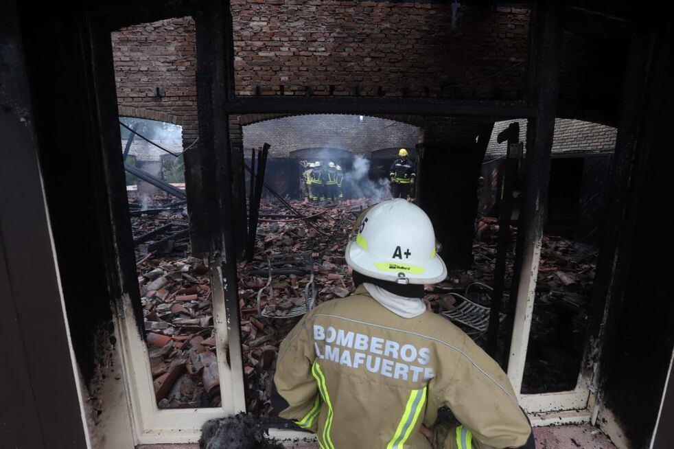 incendio El Hotel 4 de la Unidad Turística Embalse se incendió este miércoles provocando importantes daños materiales en el lugar. El foco se concentró en el sector de cocinas y del comedor del establecimiento nelson torres