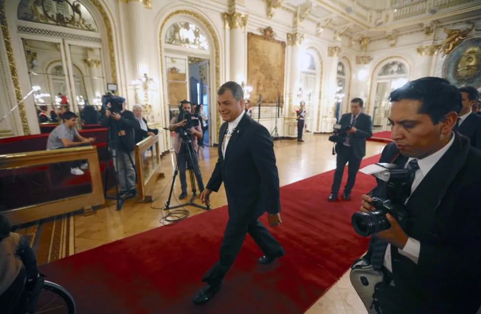 Ecuadorean president Rafael Correa arrives to meet with Argentine vice president Gabriela Michette,  in Buenos Aires, on May 17, 2017.  / AFP PHOTO / Emiliano Lasalvia