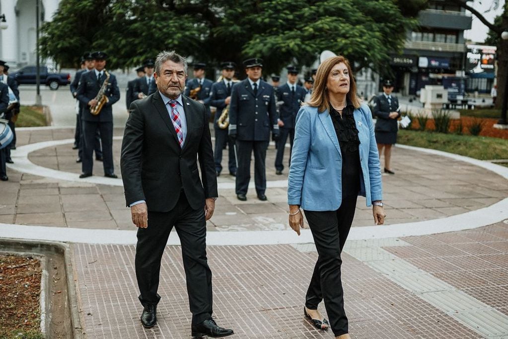 El ministro de Seguridad y Justicia, Néstor Roncaglia y la intendenta de Paraná, Rosario Romero en el acto realizado en la Plaza 1° de Mayo de la capital entrerriana.