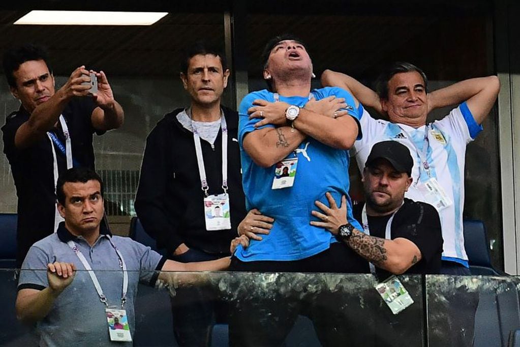 Maradona, pidiéndole a Dios.
