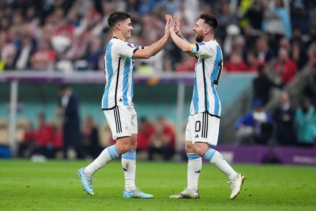 Julián Álvarez se saluda con Lionel Messi, las grandes figuras del equipo (AP)