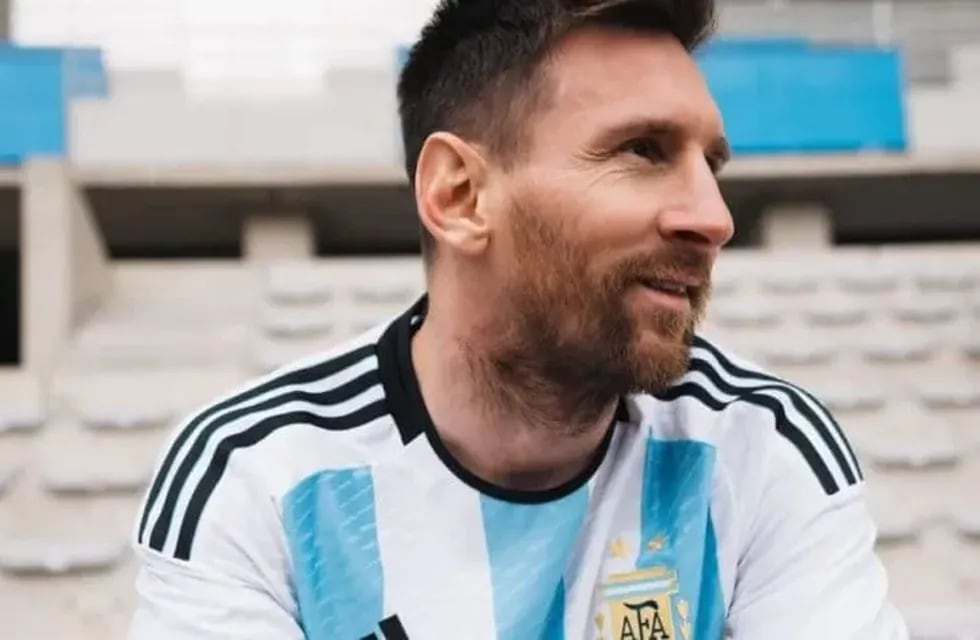 La Selección Argentina presentó el nuevo modelo de camiseta que se utilizará en Qatar 2022. / Gentileza.