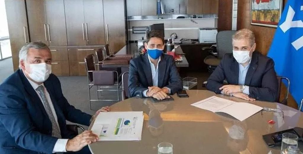 El gobernador Morales, en reunión con Sergio Affronti y Pablo González, en las oficinas de YPF.