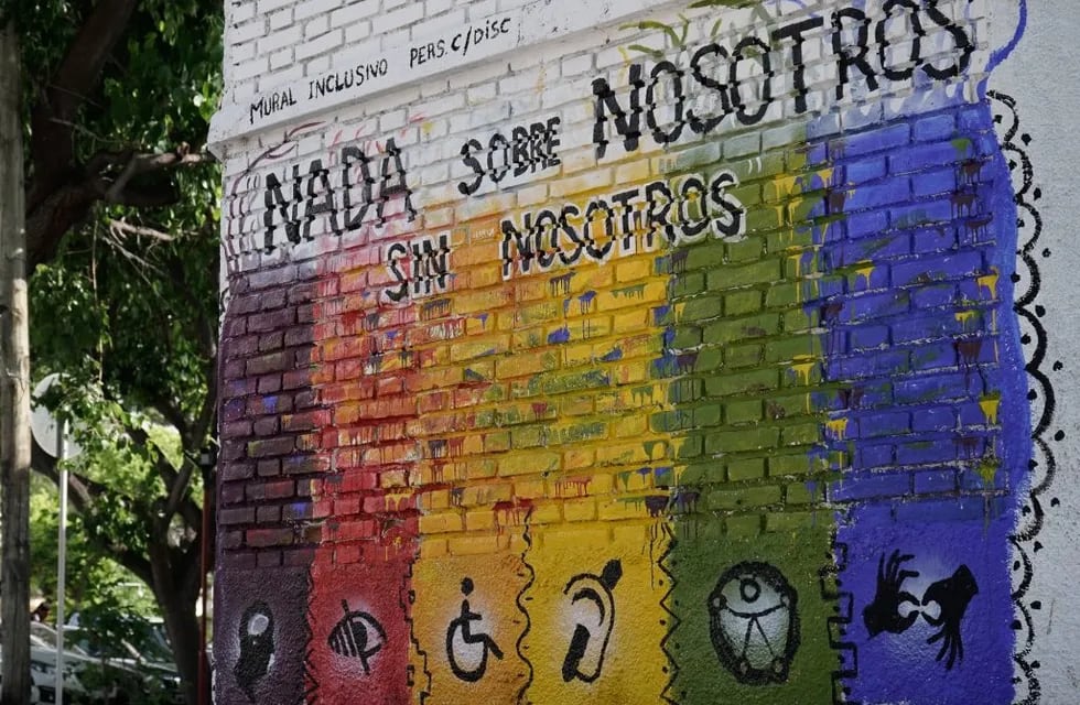 El mural realizado por chicos con discapacidad que fue inaugurado en plenbo centro de Las Heras. Gentileza MLH