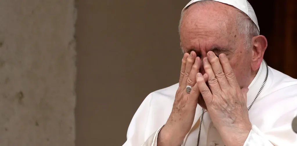 A pesar de sus dolencias físicas, el Papa no quiere saber nada con hacerse una intervención quirúrgica. Foto: AP.