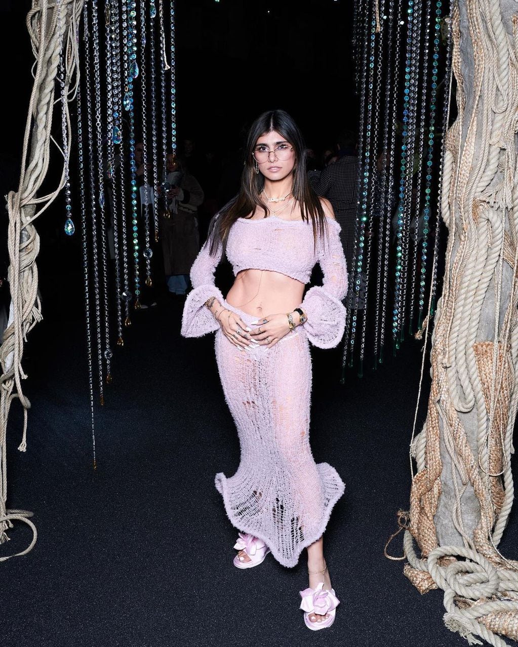 Mia Khalifa volvió a mostrar su costado más sensual con un vestido escotado y calado al cuerpo